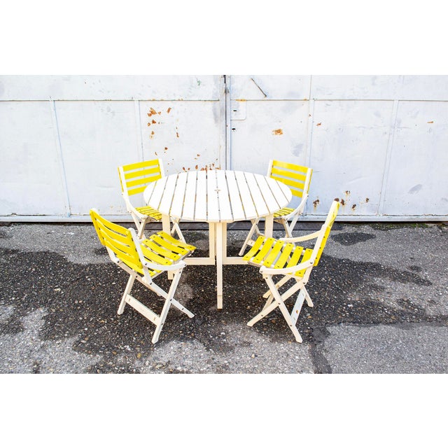 Folding wooden garden set consisting of a table and four chairs. Manufacturer: Fratelli Reguitti 1970s Table: 102 cm in...