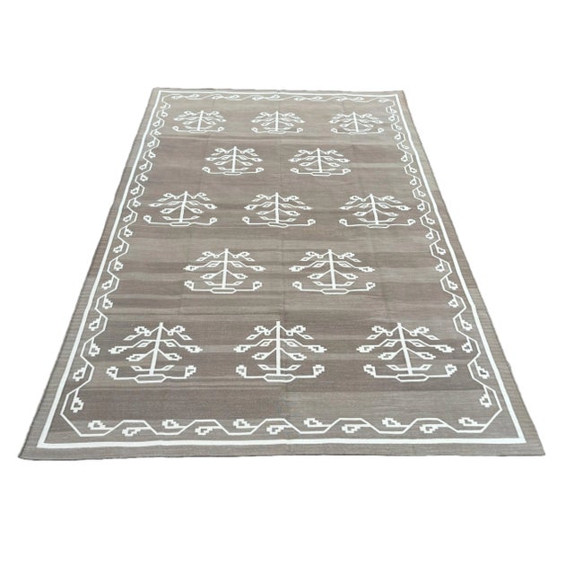 Handmade Cotton Natural Vegetable Dyed, Beige & White Flower / Leaf Patterned Rug/Dhurrie -9'x12' For Sale - Image 9 of 11