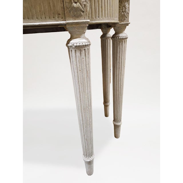 A George III White-Painted Mahogany and Marble Top Console Serving Table For Sale In New York - Image 6 of 6