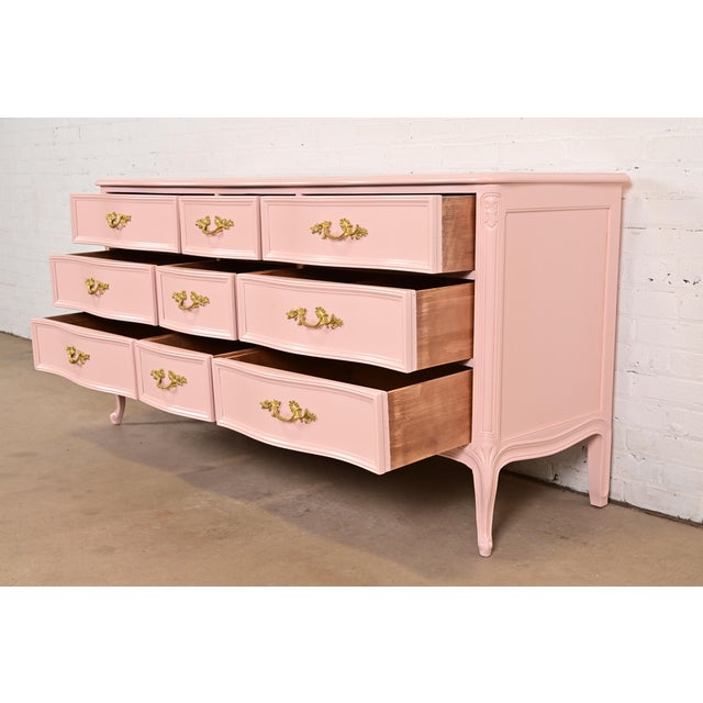 1960s Henredon French Provincial Louis XV Pink Lacquered Triple Dresser, Newly Refinished For Sale - Image 5 of 14