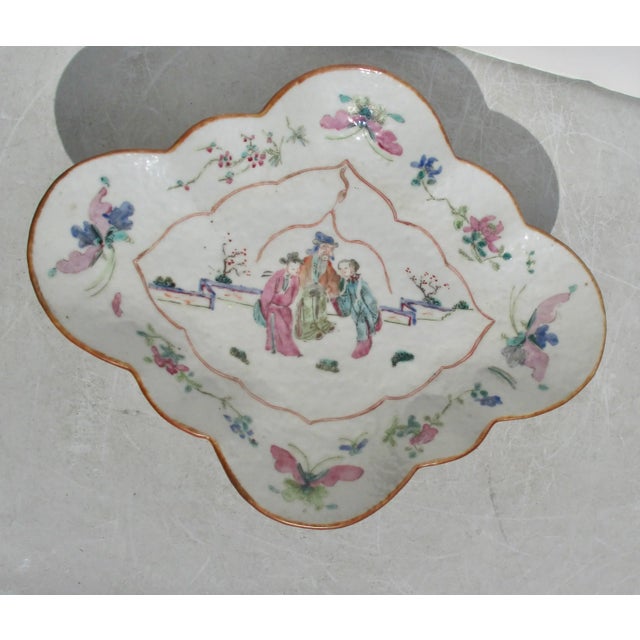 Ceramic Chinese Quatrefoil Rose Medallion Bowl. Early 19th Century For Sale - Image 7 of 10