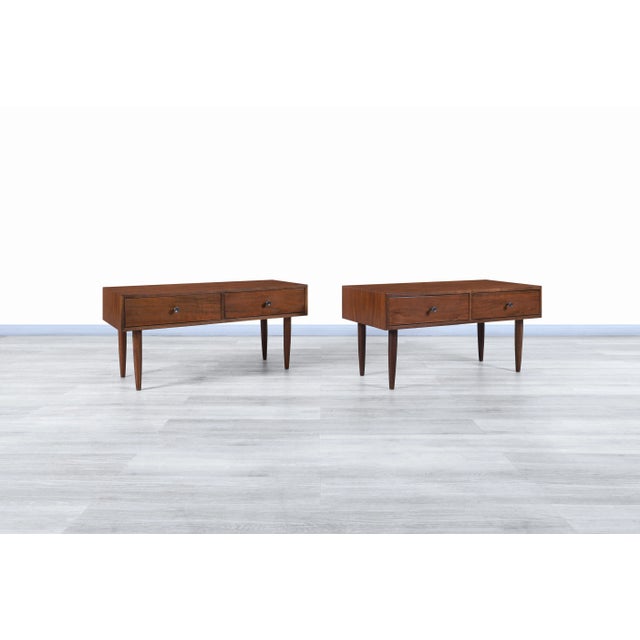 Mid-Century Modern Vintage Walnut Nightstands by Milo Baughman by Glenn of California For Sale - Image 3 of 13