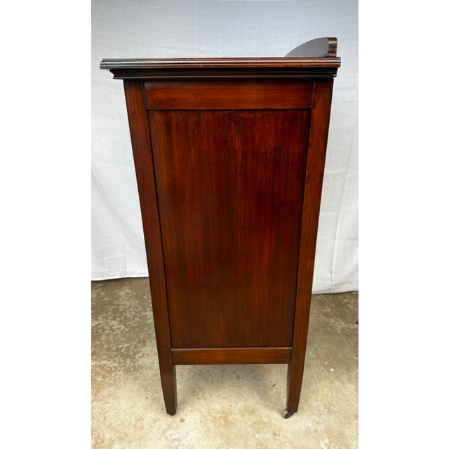 1920s Northern Furniture Co. Flame Mahogany 5-Drawer Highboy Dresser – Restored Patina For Sale - Image 4 of 12
