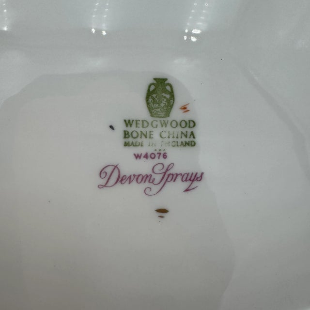 1950s Gravy Boat by Wedgwood in Devon Sprays Bone China Attached Underplate For Sale - Image 9 of 9