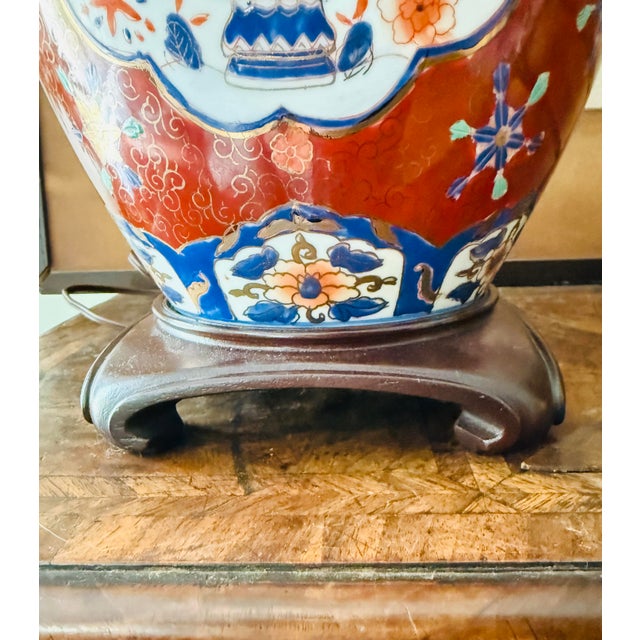 1970s Vintage Chinoiserie Imari Style Table Lamp on Ming Base, Deep Burgundy and Navy Asian Floral Porcelain Lamp For Sale - Image 5 of 11