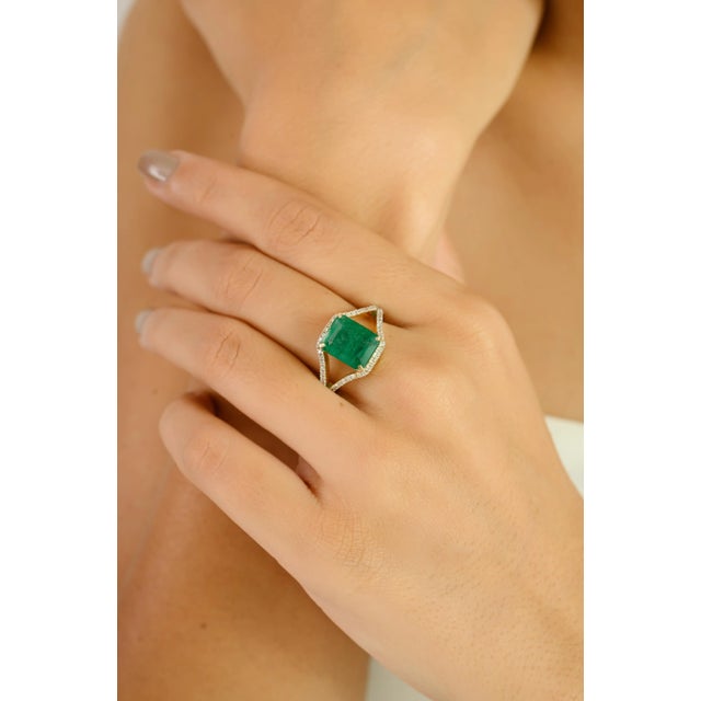 Statement Emerald Split Ring Size 8 in 14k Gold With Diamonds For Sale - Image 4 of 12