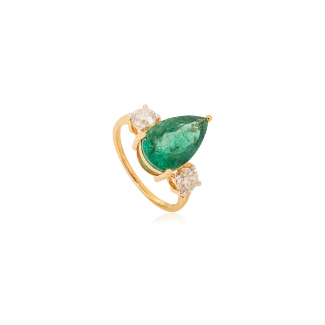 Art Deco Retro-Inspired 3.47Ct Pear Cut Emerald & Diamond Statement Ring Size 7 in 18k Gold For Sale - Image 3 of 14