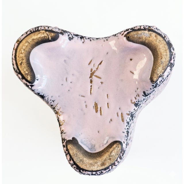 ​Vintage 1950s Mid-Century Modern Kenwood Stardust Tricorn Vase by Shawnee For Sale - Image 4 of 6