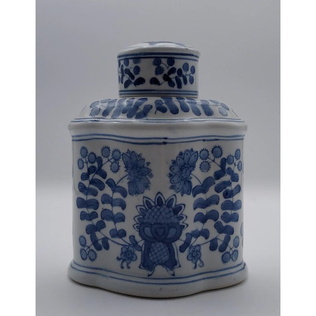 Fantastic blue and white jar would be amazing grouped with other objects in this timeless color family or is strong enough...