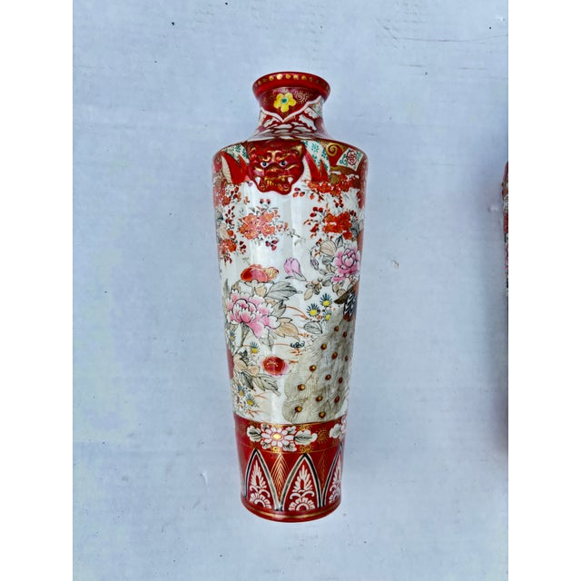 1900s Japanese Kutani Vases From the Meiji Period, Pair For Sale - Image 4 of 6