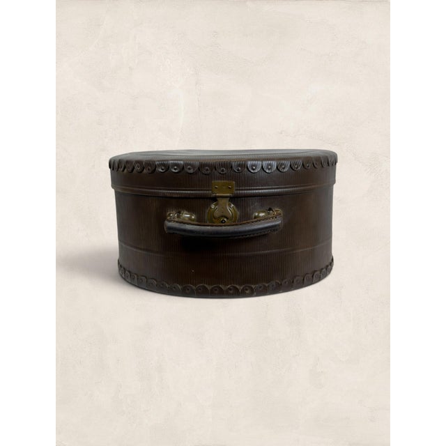 Late 19th Century English Victorian Faux Bois Leatherette Hat Box For Sale - Image 5 of 12