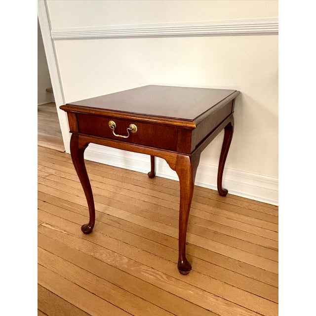 Queen Anne Vintage 1992 Hickory Chair Mahogany Queen Anne Side Table For Sale - Image 3 of 11