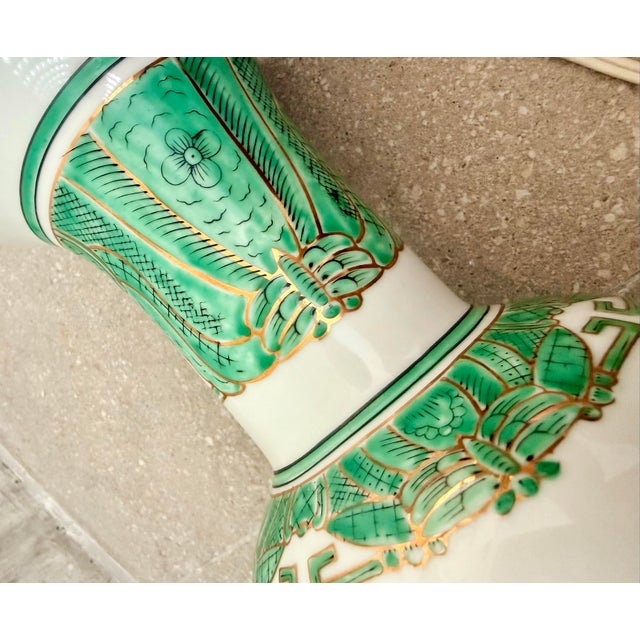 Late 20th Century Vintage Chinoiserie Famille Verte Green and White Hand Painted Porcelain Baluster Vase Table Lamp on a Black Wood Base For Sale - Image 5 of 12
