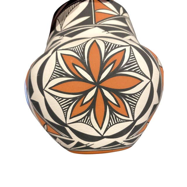 Louise Amos Acoma Pueblo New Mexico Native American Pottery Olla Vase With Heartline Deer Motif, Smithsonian American Indian Museum For Sale - Image 4 of 14