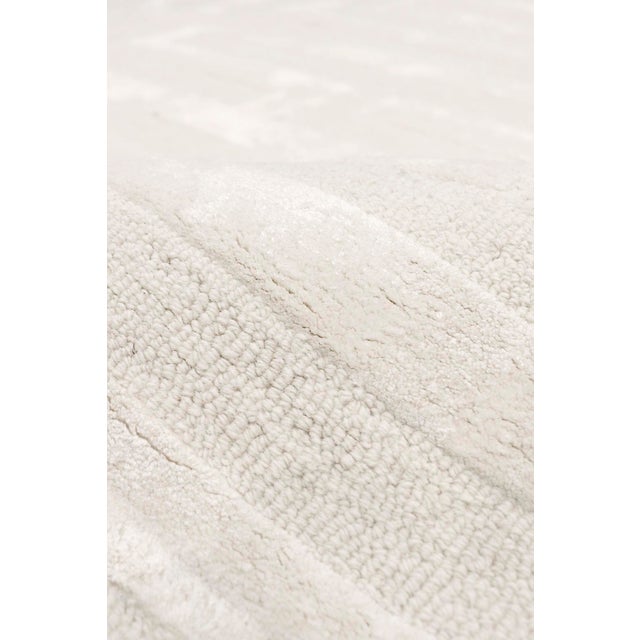 Transitional Edgy Hand-Tufted Ivory Area Rug- 4' 0'' X 6' 0'' For Sale - Image 3 of 5