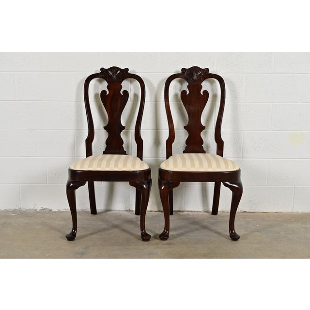 A gorgeous pair of Queen Anne or Georgian style side chairs or dining chairs By Stickley USA, Early 21st Century Solid...