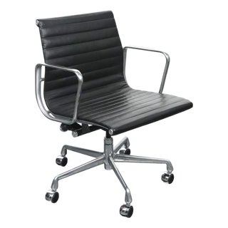 Late 20th Century Eames Style Black Leather Herman Miller Aluminum Group Chair For Sale