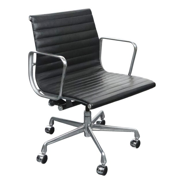 Late 20th Century Eames Style Black Leather Herman Miller Aluminum Group Chair For Sale