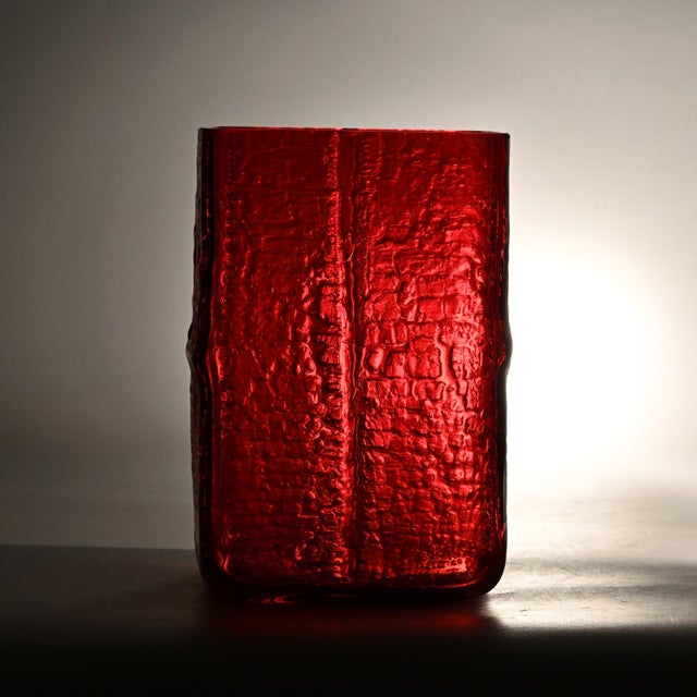 Swedish Red Glass Vase by Christer Sjögren for Lindshammar, 1960s For Sale - Image 9 of 12