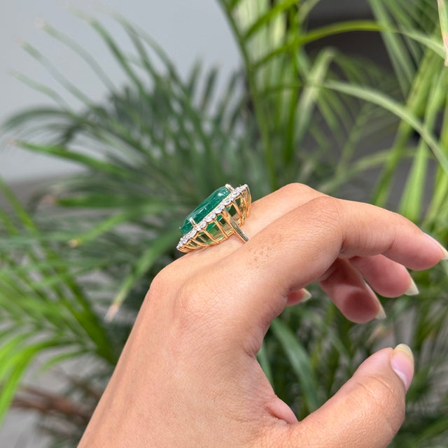 VRJewels 18.05 Ct Emerald & 2.72 Ct Diamond 14k Yellow Gold Statement Ring Size 6 For Sale In New York - Image 6 of 17