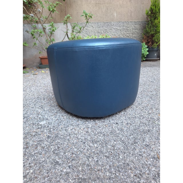 Mid-Century Modern Pouf in Blue Leather by Molteni and C. For Sale - Image 3 of 12