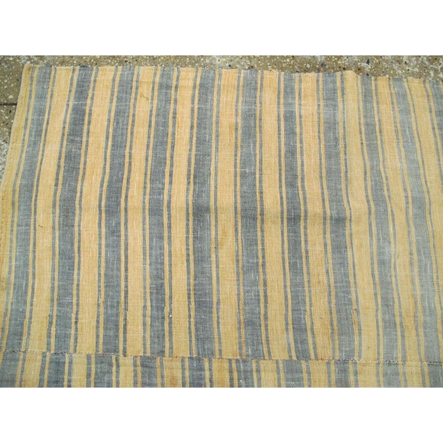 Textile Galerie Shabab Collection Mid-20th Century Handmade Turkish Flatweave 6' X 9' Accent Rug in Straw and Grey For Sale - Image 7 of 8