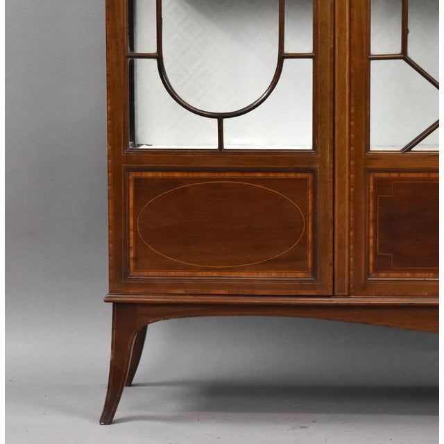 1910s Edwardian Mahogany Inlaid Display Cabinet, 1910 For Sale - Image 5 of 13