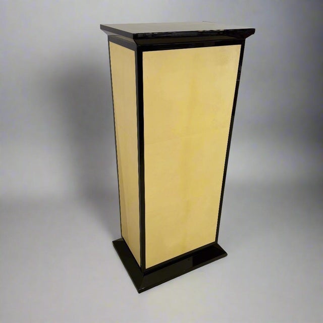Elegant creme and black lacquered finish with parchment detailing on four sides. Its rectangular shape, with a slightly...