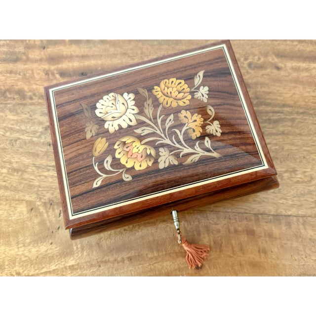 1980s Vintage Italian Marquetry Rose-Hued Jewelry Music Box With Key For Sale - Image 4 of 9