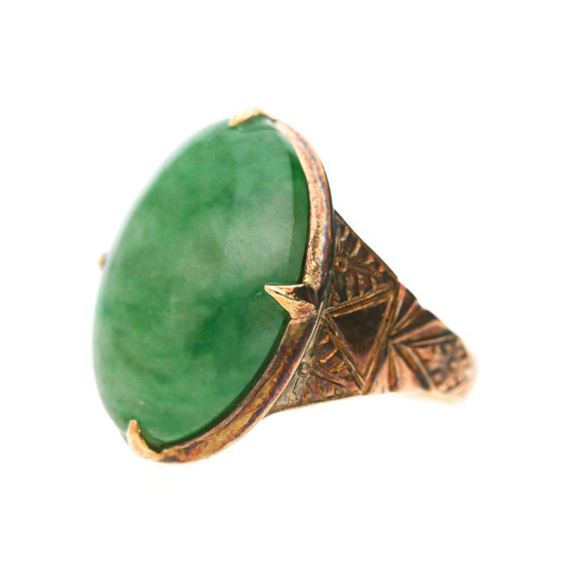 10 Carat Vintage Natural Jadeite Jade in Carved 18k Gold Oval Ring, Size 6 For Sale - Image 4 of 9