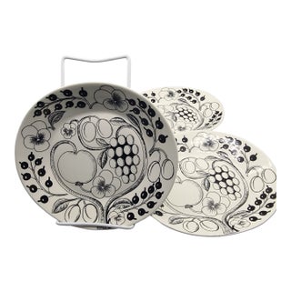 Late 20th Century Arabia Kaipiainen Paratiisi Black / White Oval Salad Plates, Finland- Set of 3 For Sale