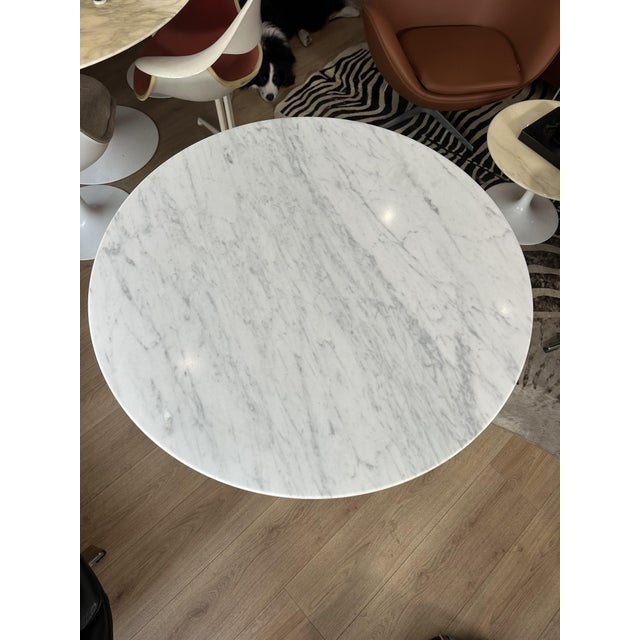 Eero Saarinen Tulip Table in Carrara Marble by Eero Saarinen for Knoll Inc. / Knoll Internationa, 1980s For Sale - Image 4 of 12