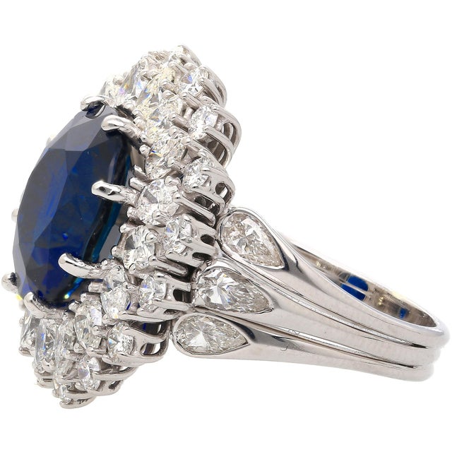 1990s 1990s Certified 7.15 Carat Vivid Blue Sapphire & Diamond Sunburst Vintage French Ring, Size 6.5 For Sale - Image 5 of 10
