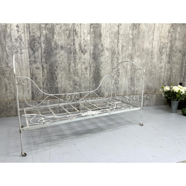 Dimensions: 186cm long x 89cm wide x 114.5cm high. The mattress size would be 186cm x 89cm This day bed is a classic...