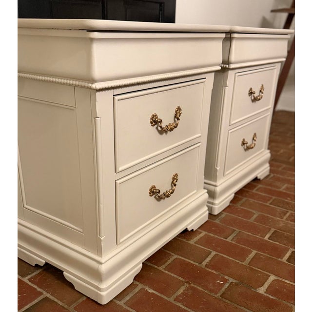 Traditional Pair of Three-Drawer Traditional Nightstands in Natural Linen For Sale - Image 3 of 11