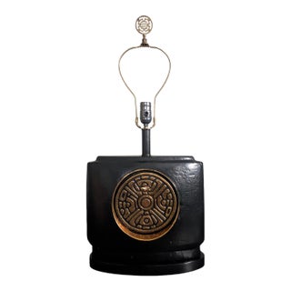 Vintage Black & Gold Chinoiserie Table Lamp With Asian Medallion and Matching Finial For Sale