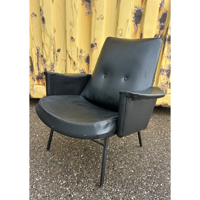 Superb SK660 armchair designed by Pierre Guariche and produced by Steiner in the 1950s. An iconic piece of post-war French...
