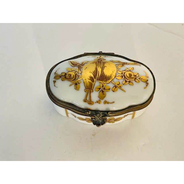 18 Th C Antique French Sèvres Porcelain Snuff Trinket Box For Sale - Image 4 of 4
