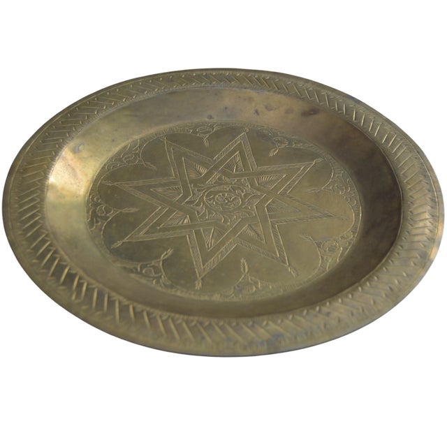 Moroccan Mid 20th Century Moroccan Handcrafted Moorish-Patterned Decorative Brass Tray For Sale - Image 3 of 9