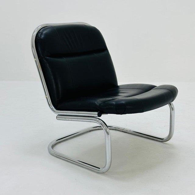 Mid century Bauhaus tubular lounge Chair black leather Italy 1980s Very rare and beautiful low lounge chair in tubular...