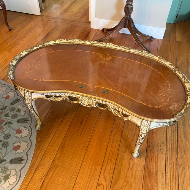 1940s French Provincial Style Kidney-Shaped 5 Leg Coffee Table With Inlaid Marquetry Top and Glass Overlay For Sale - Image 14 of 18