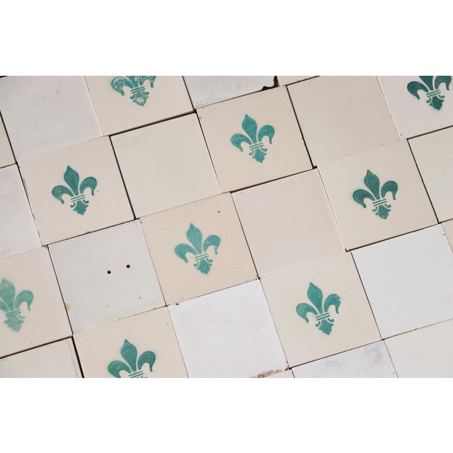 1900s Portuguese Large Antique Fleur-De-Lis & Plain White Tiles Set of 77 For Sale - Image 10 of 18