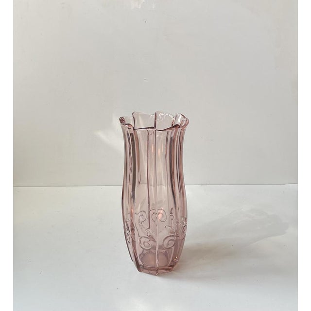 Vintage Art Deco Vase in Pink Rosaline Glass, 1930s For Sale - Image 3 of 9