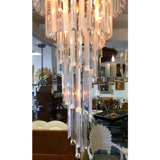 1960s Mid-Century Modern Italian Style Spiraled Lucite 8-Light Chandelier For Sale - Image 9 of 18