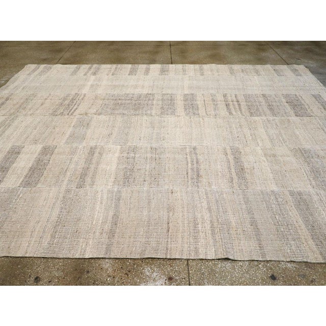 Galerie Shabab Collection Mid-20th Century Handmade Turkish Flatweave Kilim Room Size Carpet For Sale In New York - Image 6 of 10