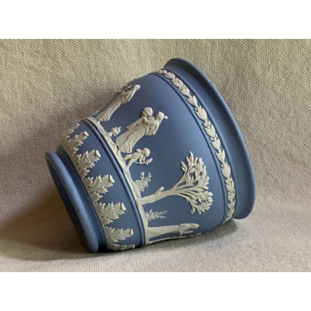 1950s Mid-Century Wedgwood Blue Jasperware Cache Pot - Classical Design For Sale - Image 5 of 7