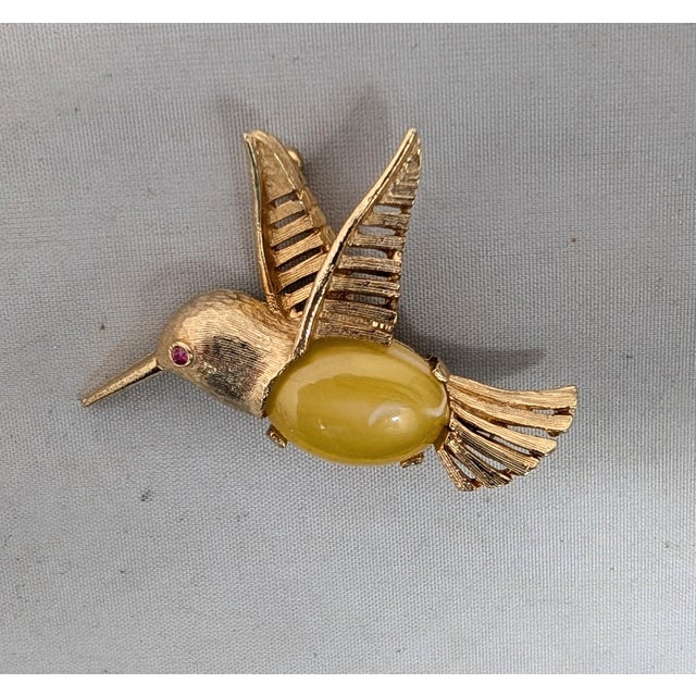 1960s Vintage 1960s Signed Napier Goldtone Yellow Cabochon Hummingbird Brooch For Sale - Image 5 of 7