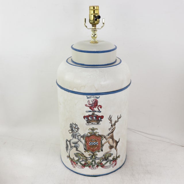 Traditional Pair Vintage White Hand Painted Tole Tea Caddy Lamps Heraldic Crest Motif Table Lamps For Sale - Image 3 of 12