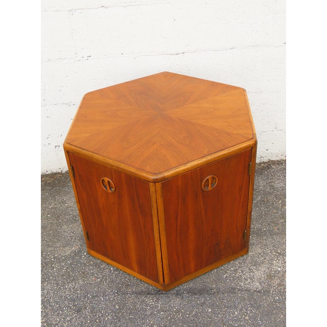 This gorgeous Side Lamp Table is made of wood, walnut, and veneer. The Table was made by Lane, STYLE 157953 SERIAL NO...