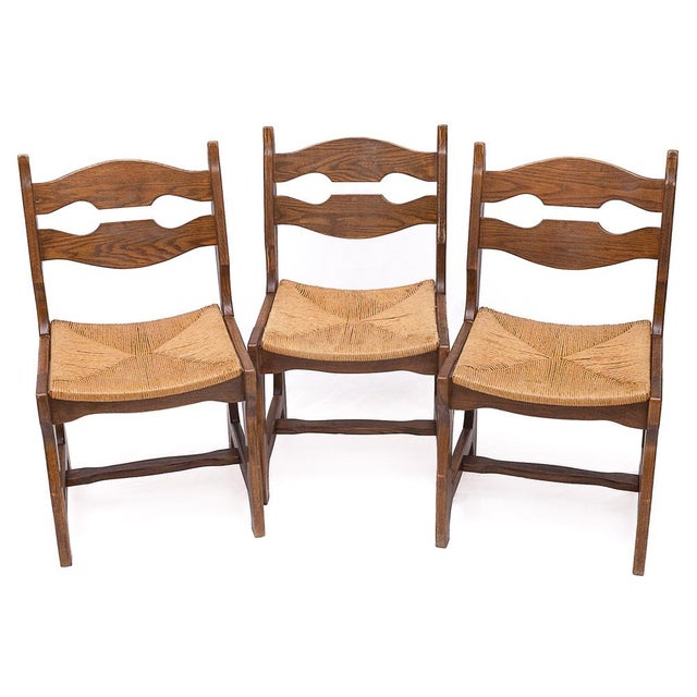Set of 6 solid oak chairs by Guillerme et Chambron – Votre Maison. Original straw seats. Seat height: 44 cm Very good...